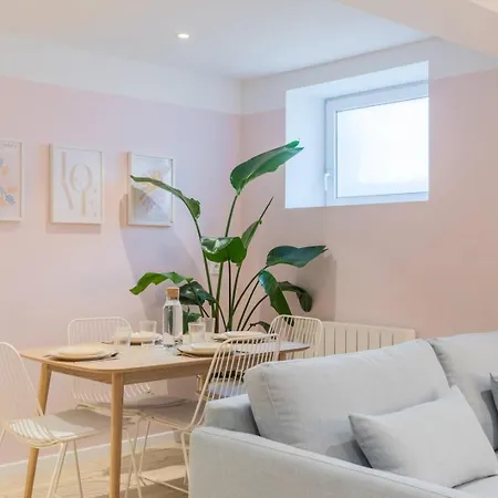Renovated In Semi-basement & Hypercentre Apartment *